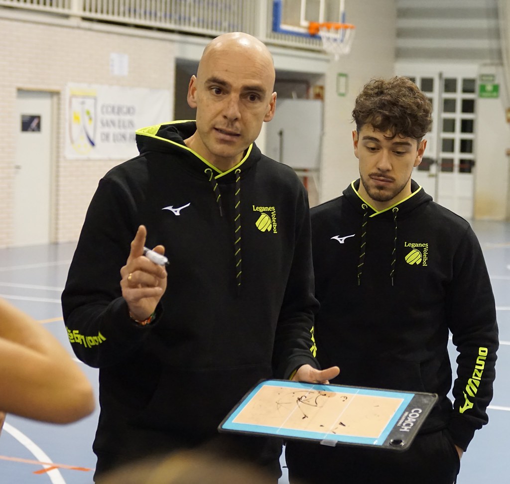 Entrenador corrigiendo la técnica de una jugadora